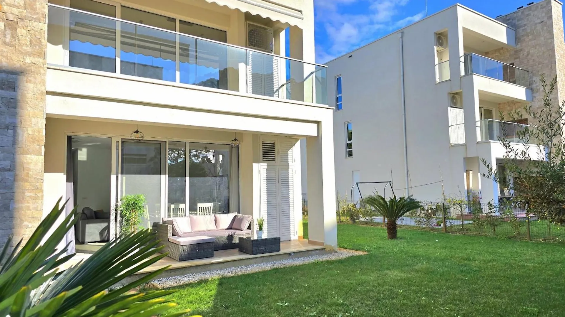 Comfortable Group Stay In San Pietro Plazhi San Pietro